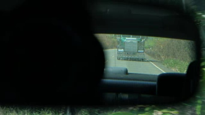 卡车在后视镜中的反射
