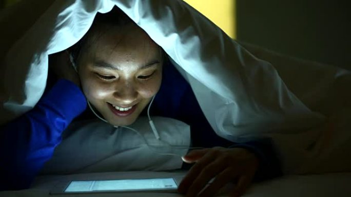 女人晚上使用笔记本电脑