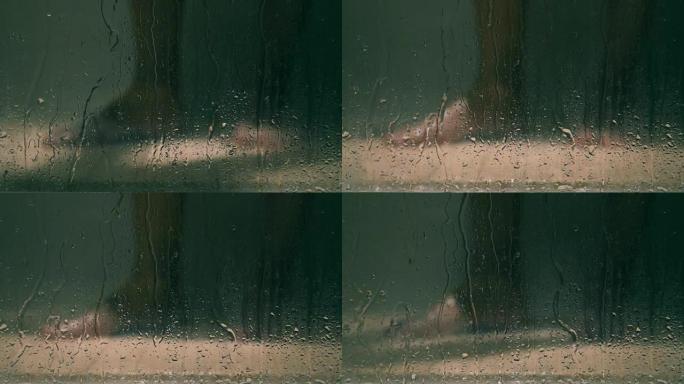 玻璃门后面洗澡的人的腿