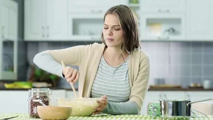 厨房里沮丧的女人女性更年期家庭主妇