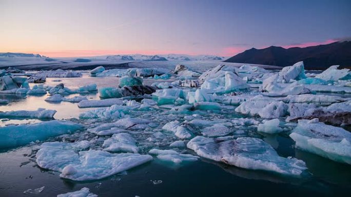 漂浮在Jokulsarlon冰川湖中的冰山