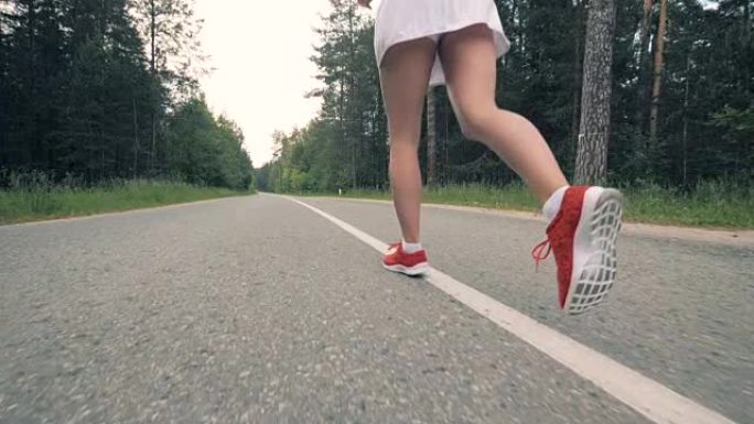 女性腿开始慢动作跑步。女运动员慢跑。
