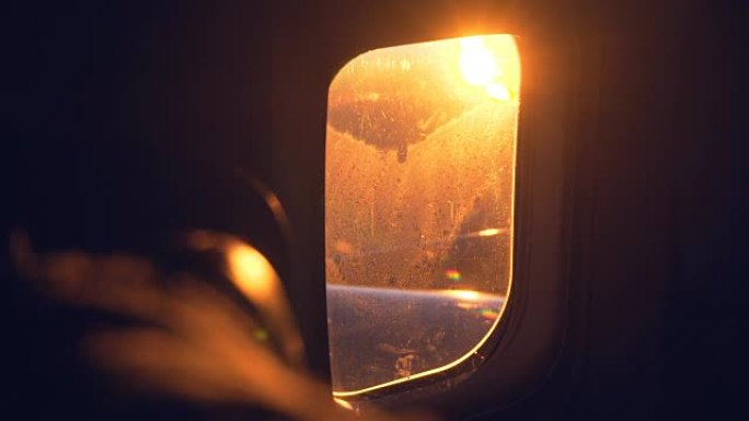 飞行过程中通过飞机窗口观看日出