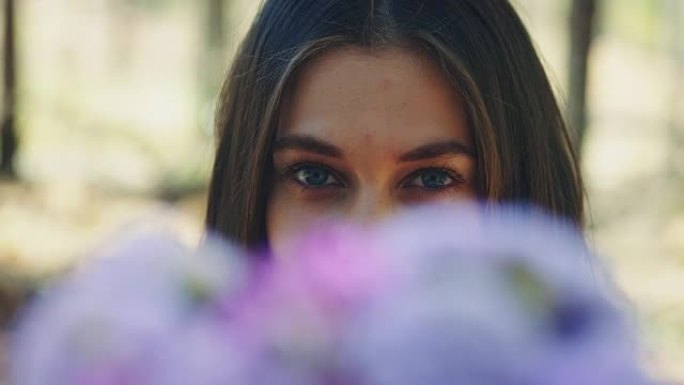 女人闻花香眼神