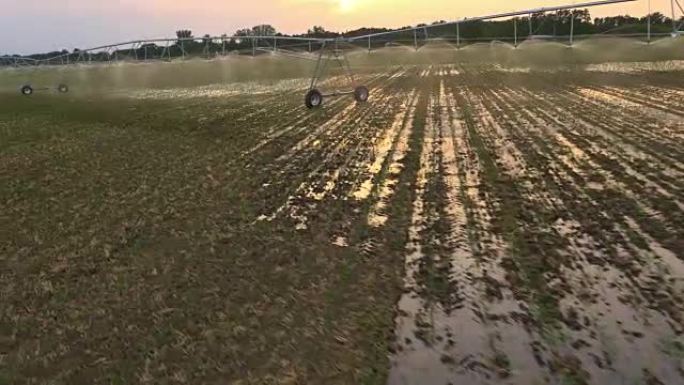 空中农业洒水灌溉田地