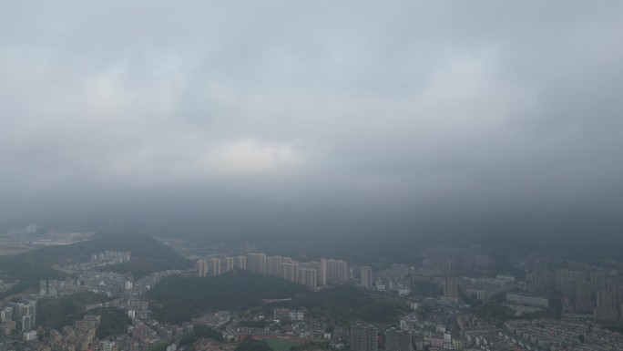 暴雨将至   乌云下的小城