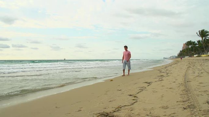 高清：男子在佛罗里达海滩散步