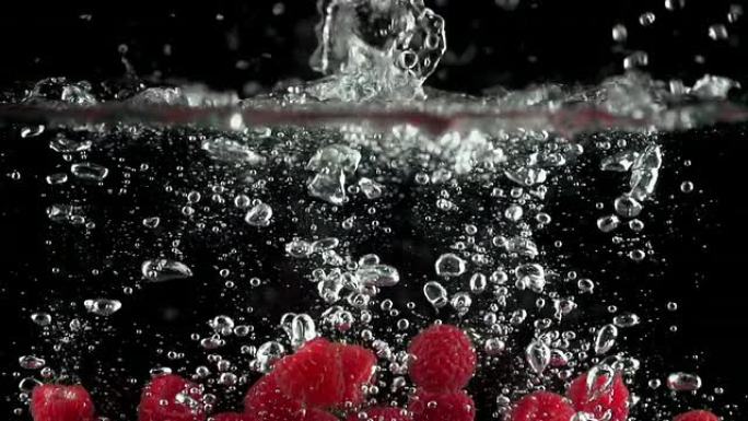 慢动作：树莓落入水中