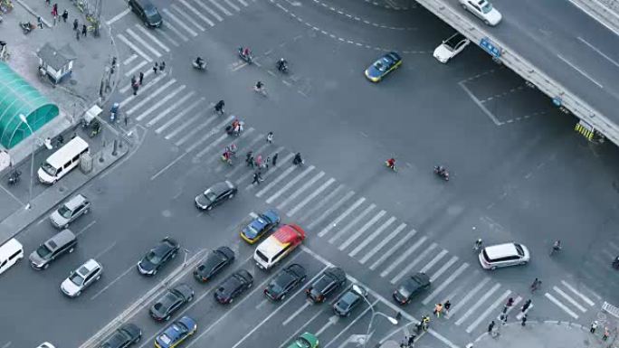 中国北京过街人群的T/L HA女士鸟瞰图