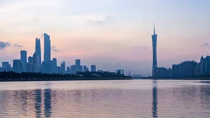 黎明时分，广州河岸的天际线和现代办公楼。