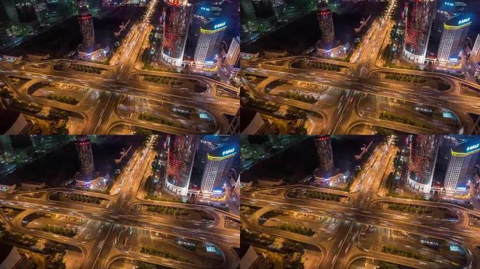 延时-夜间繁忙路口的鸟瞰图 (WS/Zoom)
