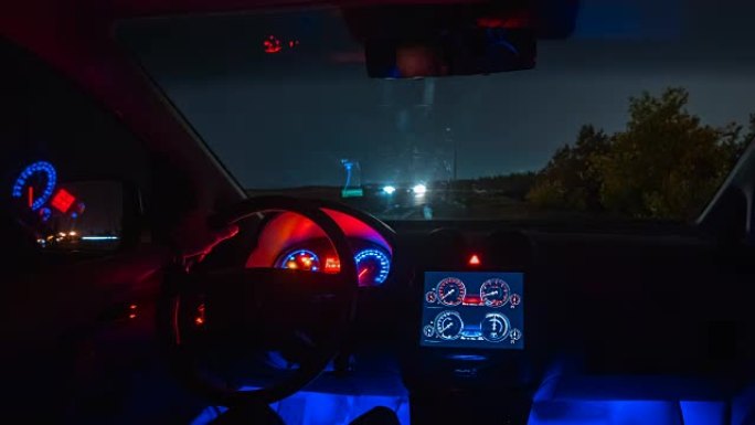 男性在夜间道路上驾驶车辆。过度下垂