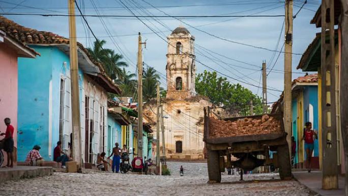 圣安娜教堂的特立尼达古巴街头场景