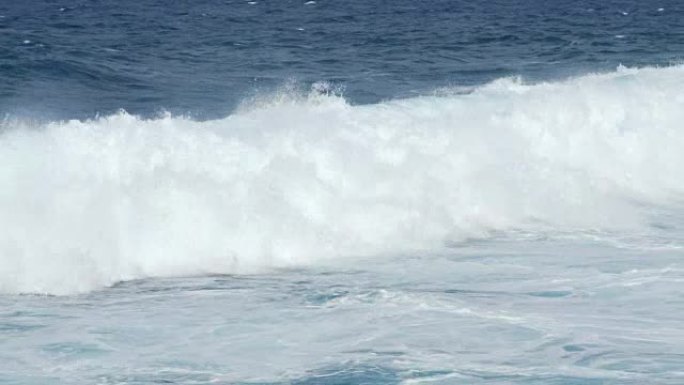 危险的海浪破碎和飞溅