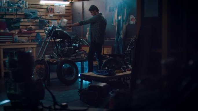摩托车车间的男子正在建造自行车