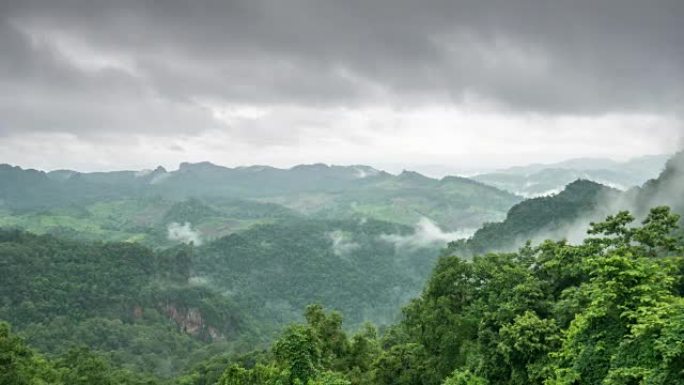 山的时间流逝和移动的薄雾多云的雨林，自然镜头背景