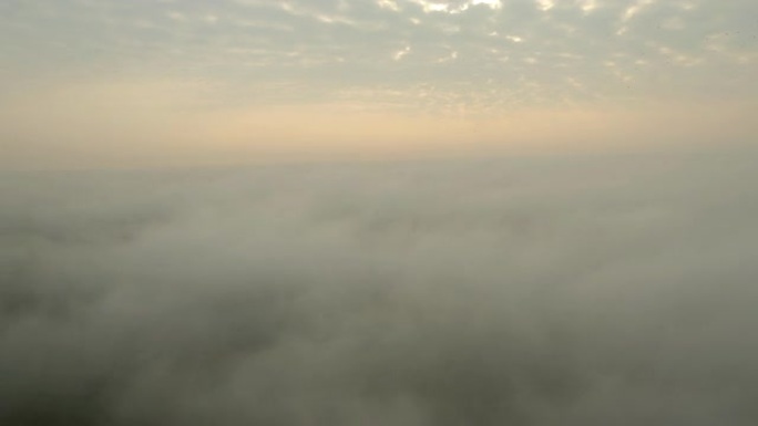 雾中的空中乡村