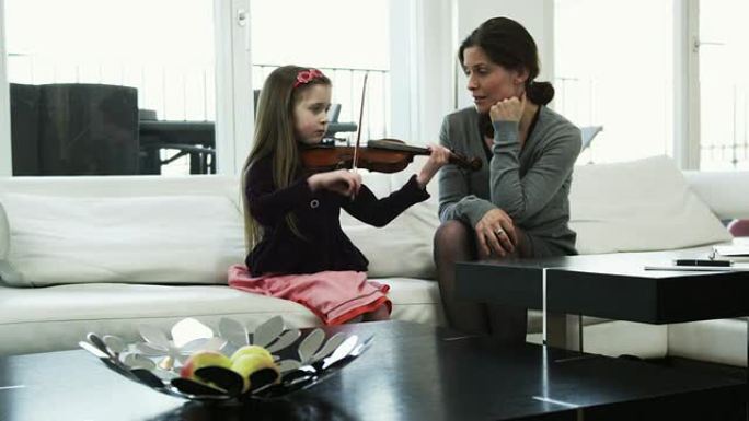 母亲倾听孩子教小提琴