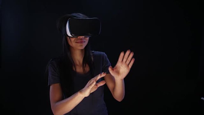 使用虚拟现实眼镜的女人。探索和寻找元素