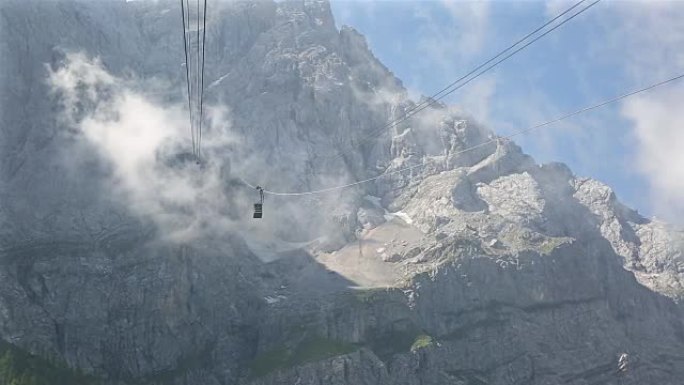 在祖格峰阿尔卑斯山脉的缆车上骑行德国山顶