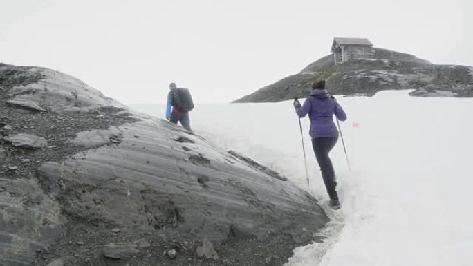 夫妇徒步旅行到阿拉斯加的冰川