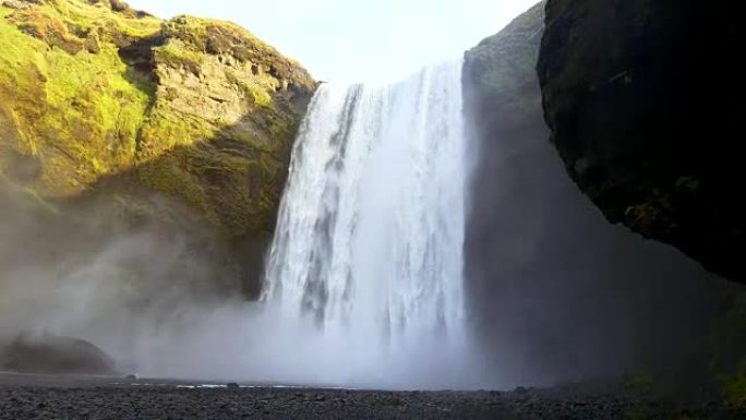 冰岛Skogafoss瀑布的低角度拍摄