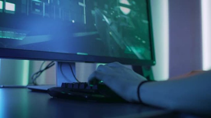 使用键盘在在线第一个Preson射击游戏中玩的游戏玩家手中的特写镜头。时尚的街机霓虹灯亮红色，粉红色