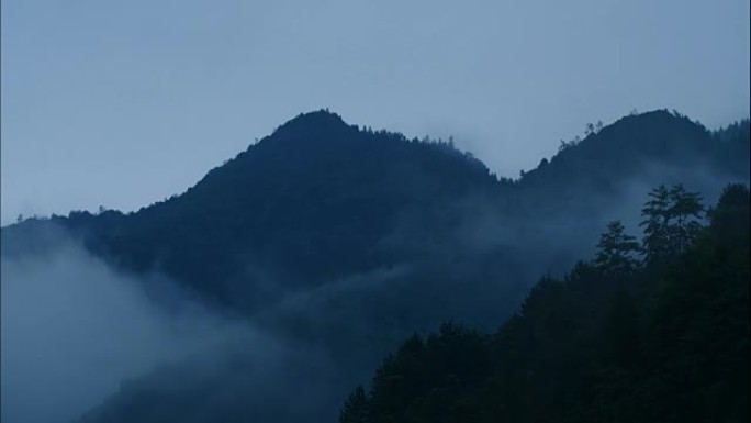 有雾的山地景观有雾的山地景观