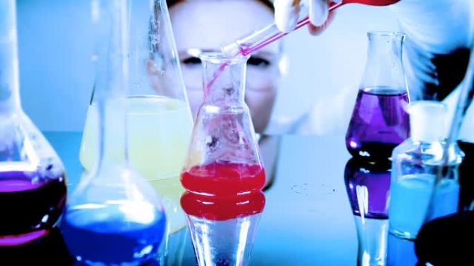 科学家在实验室对液体样本进行分类