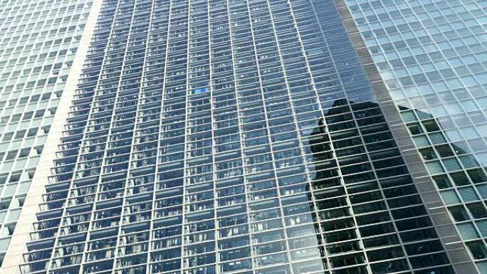 现代摩天大楼中的洛杉矶玻璃电梯