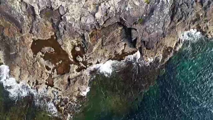 海浪撞击岩石的北鸟瞰图