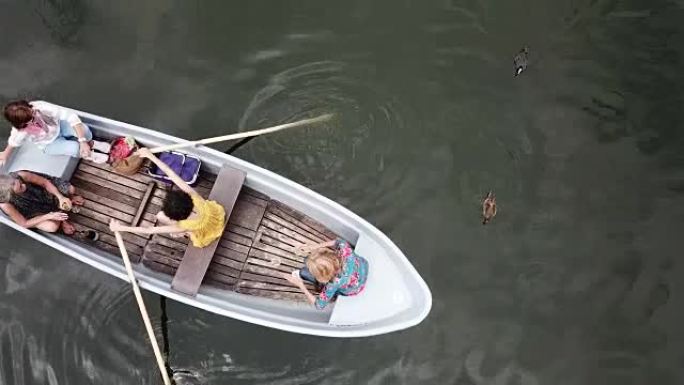 活跃的女性朋友在湖里划船