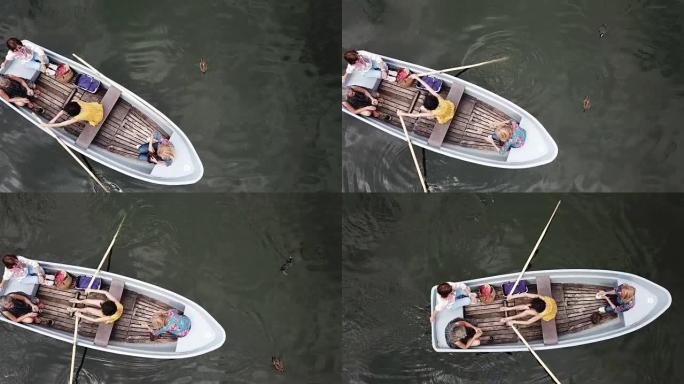 活跃的女性朋友在湖里划船