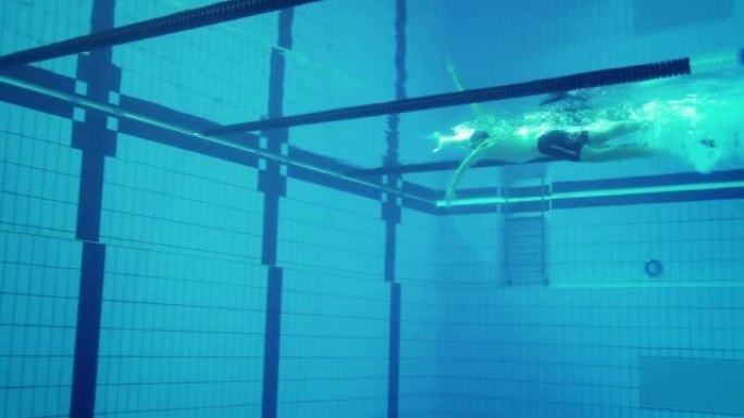 水中运动员蛙泳夏季消暑游泳馆