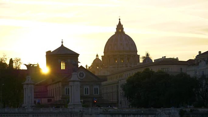 迷人的金色傍晚阳光照耀着历史悠久的圣彼得大教堂。