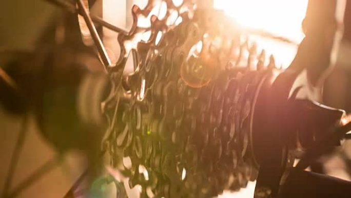 自行车轮辐、齿轮和链条的特写镜头