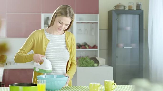 女人在厨房里使用搅拌器