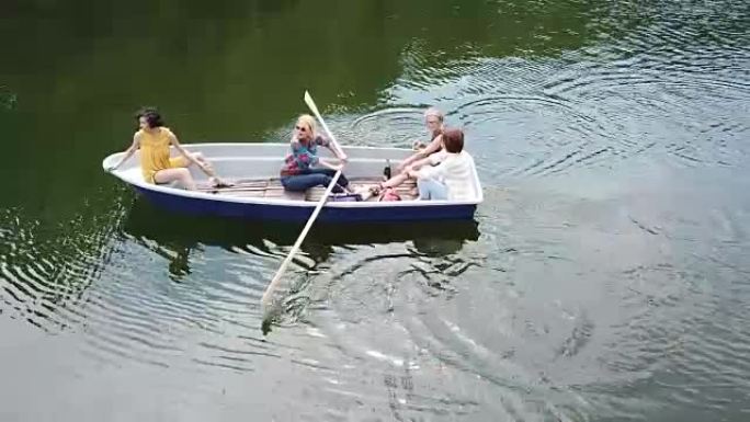 享受湖中划船的女性的高角度视角