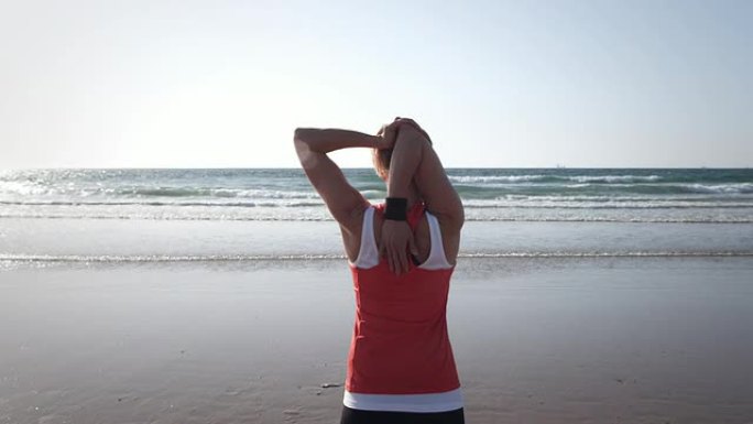 在海滩上慢跑沙滩外国运动健身奋斗美女