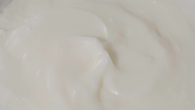 用白酸奶制成的典型正宗早餐的组成。