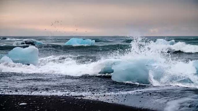 冰岛Jokulsarlon海滩的慢动作冰山