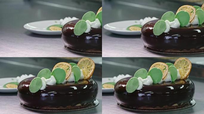 上釉的巧克力蛋糕，水果和搅打在上面