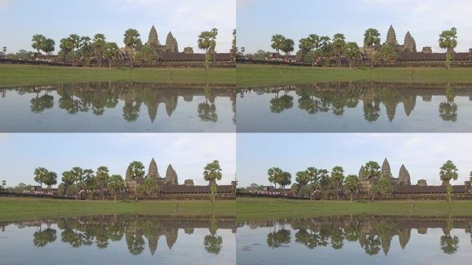 无数的人走向柬埔寨令人叹为观止的佛教寺庙。