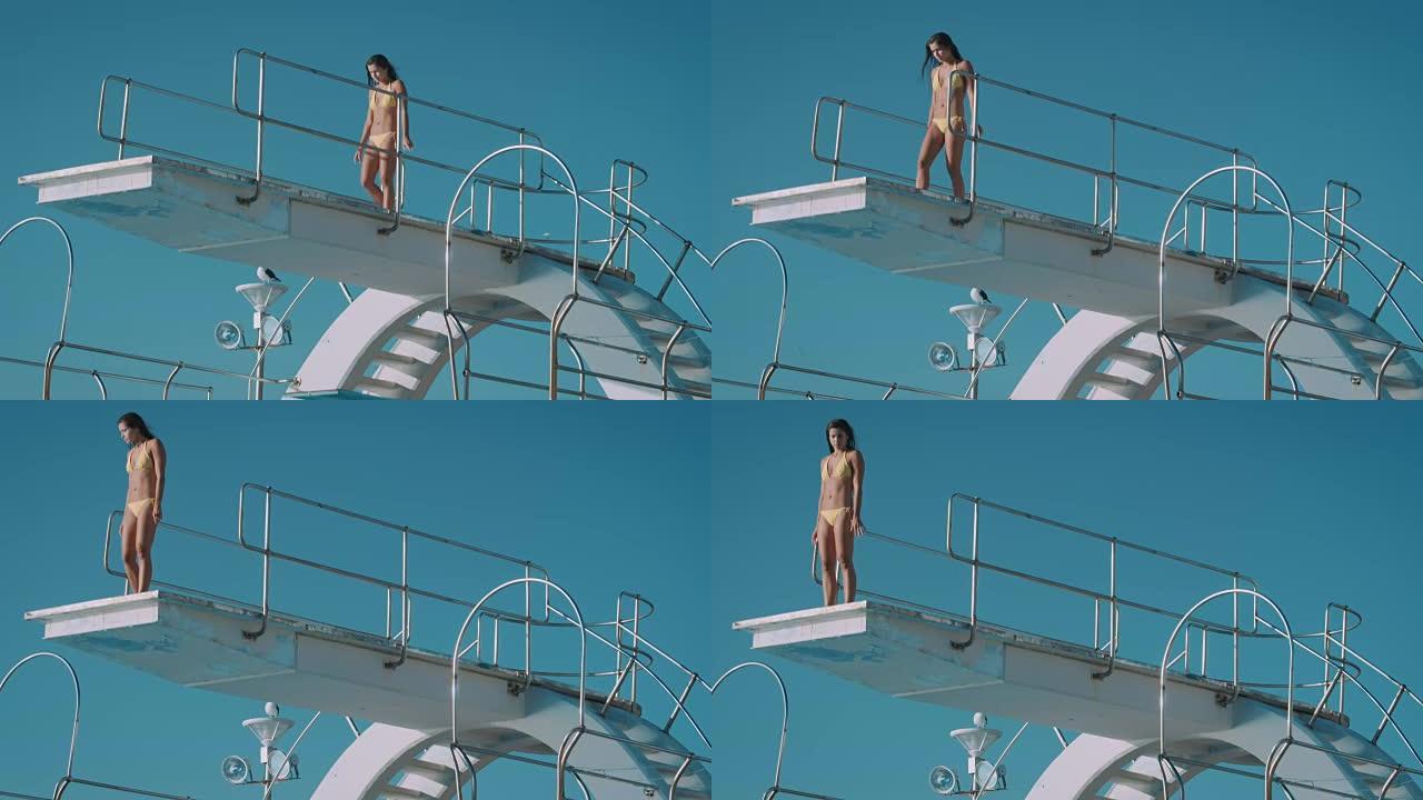 潜水板上的女人潜水板上的女人跳水外国人美