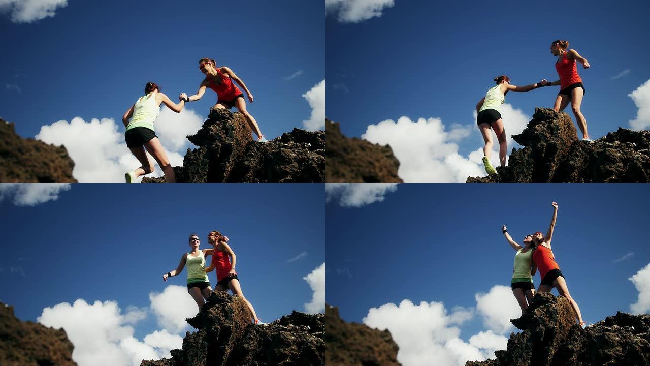 跑步合作爬山一起登山外国人姑娘爬山
