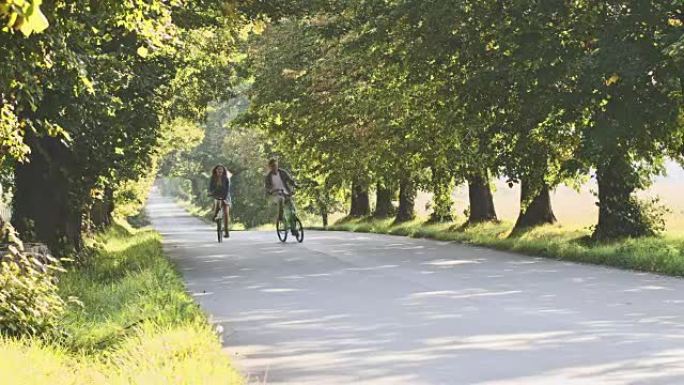 DS开朗的年轻夫妇骑自行车