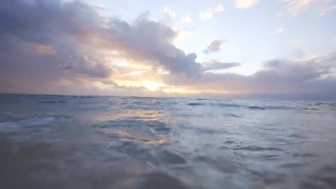 日落时分，海浪来到沙滩上
