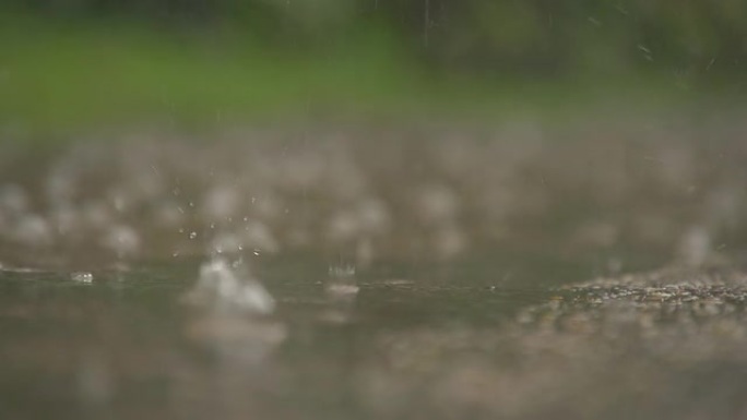 SLO MO下雨下雨泥泞的道路雨点溅落地