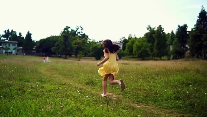 在草地上奔跑的快乐女孩