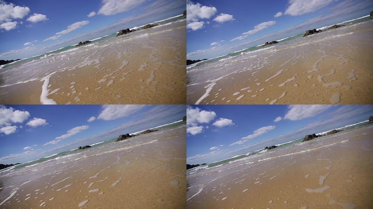 在沙滩上冲刷的小浪